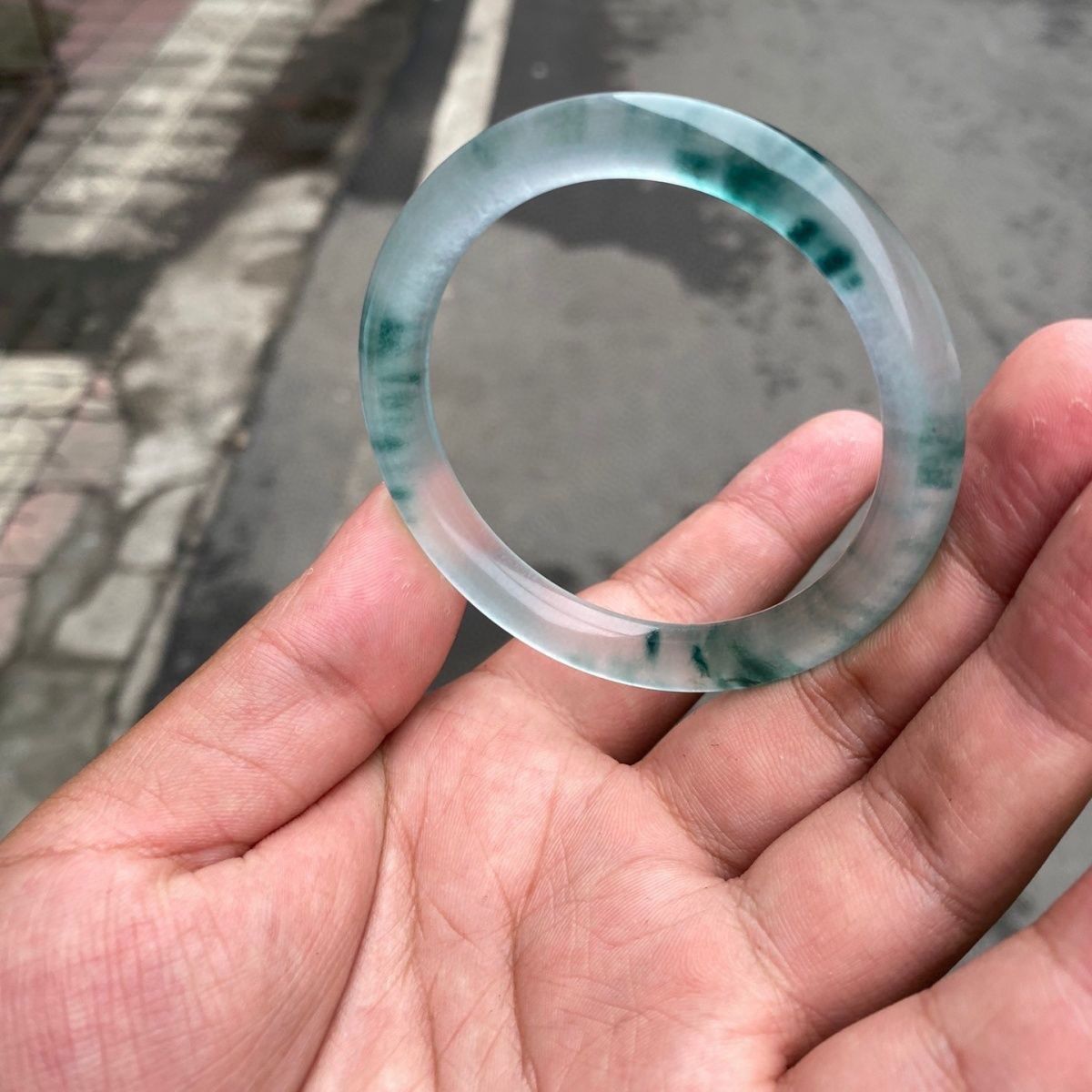 翡翠色独龙玉高冰种飘蓝花细圆条手镯玉石镯子高档冰透国风轻奢