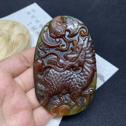 石英岩玉麒麟吊坠石英岩玉红皮俏色巧雕牌玉石牌子子挂件大气