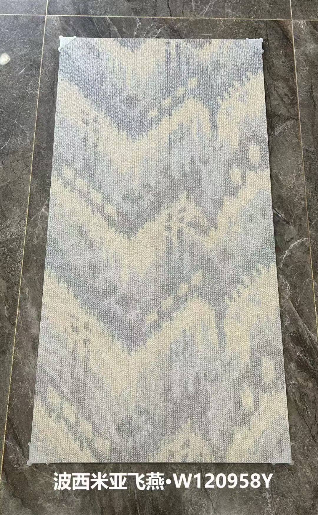 地毯砖将地毯与瓷砖的优点相结合，地毯砖