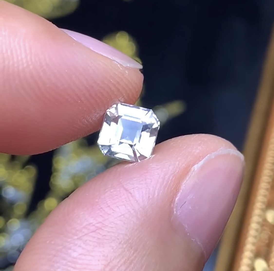 海外矿区捡漏 1.56克拉 斯里兰卡天然老烧白色蓝宝石（1204）