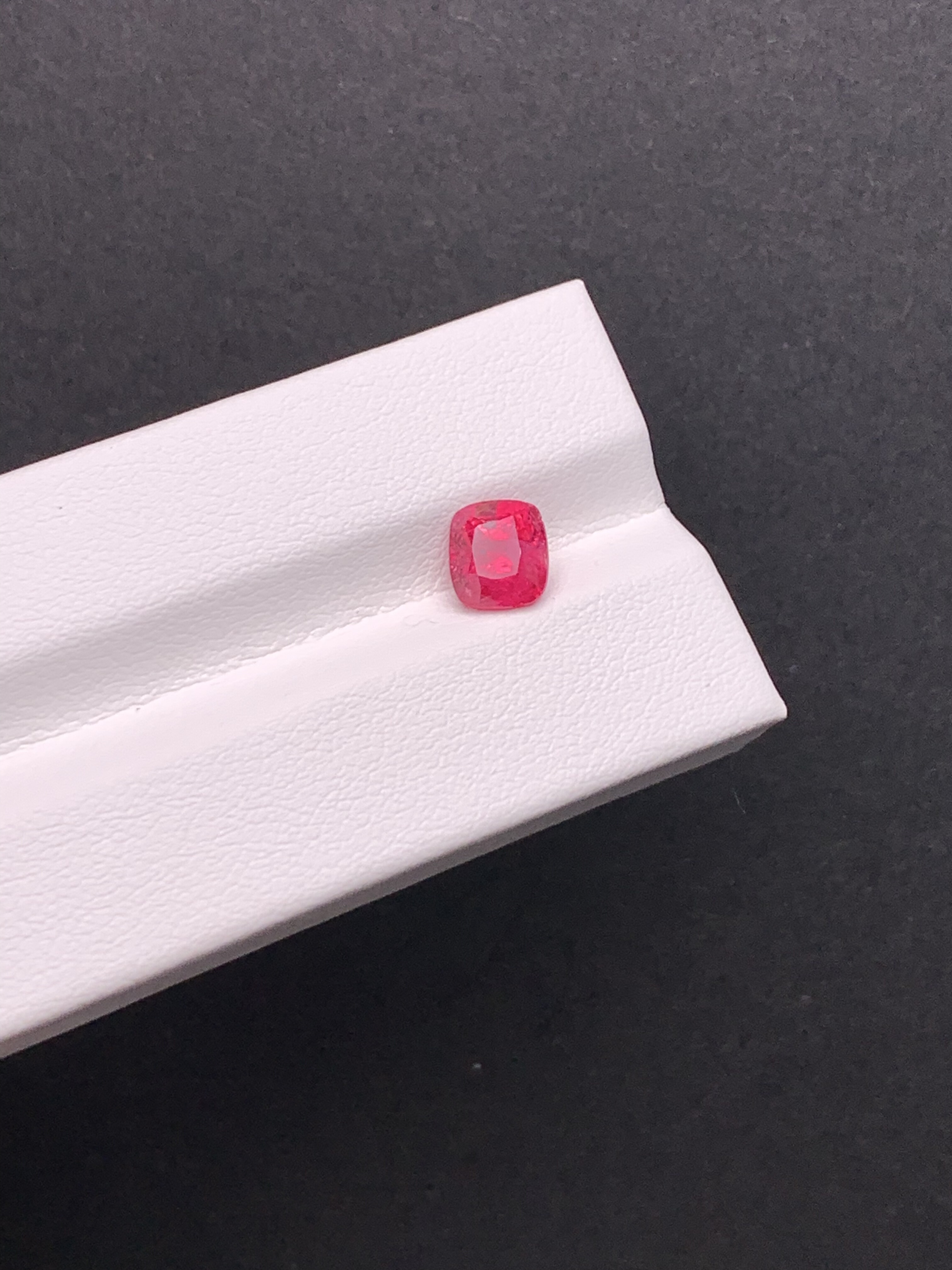 1.64克拉 缅甸天然无烧尖晶石 绝地武士 强霓虹 （1122）