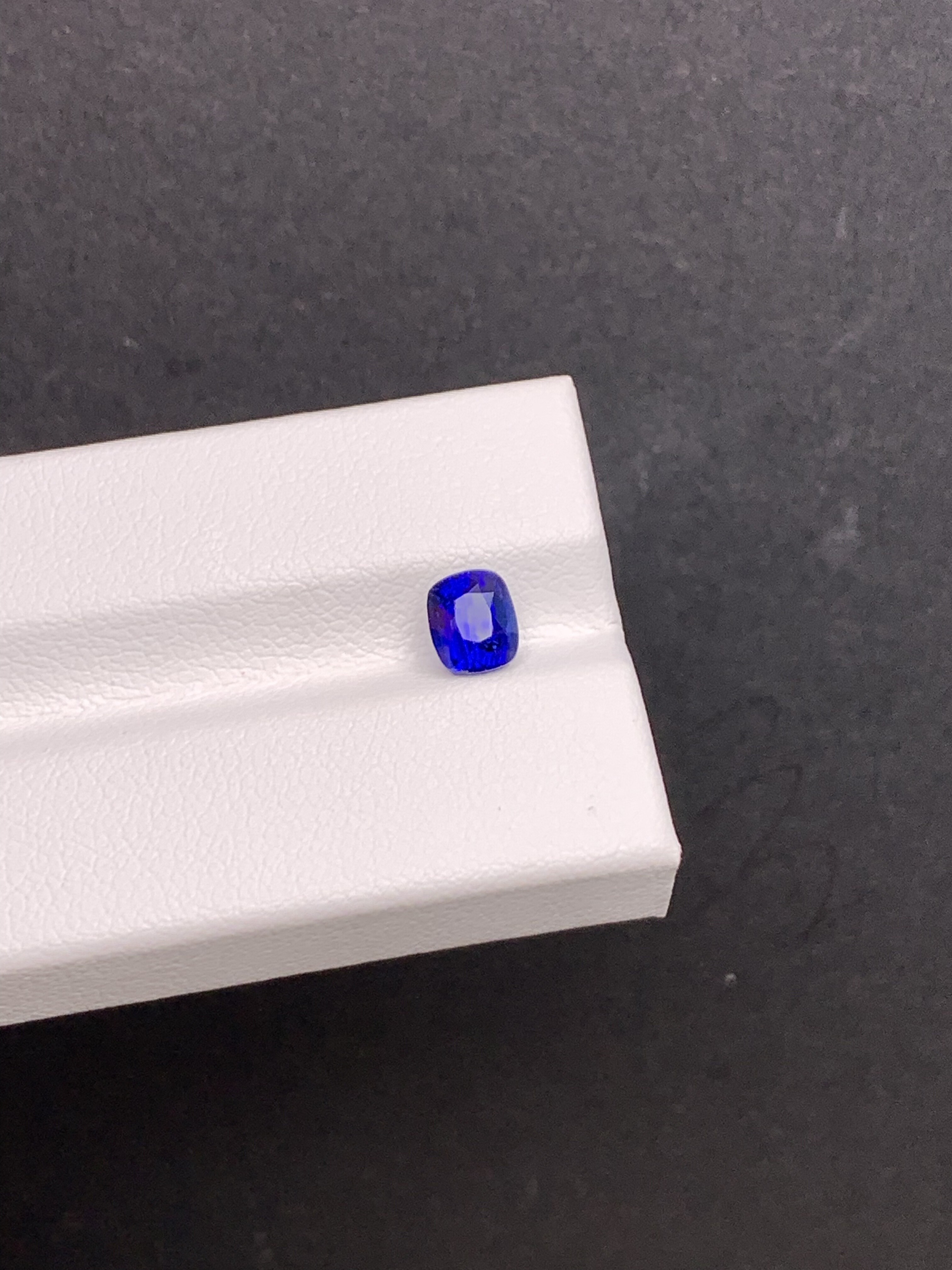 1.15克拉 斯里兰卡天然老烧皇家蓝 （1120）