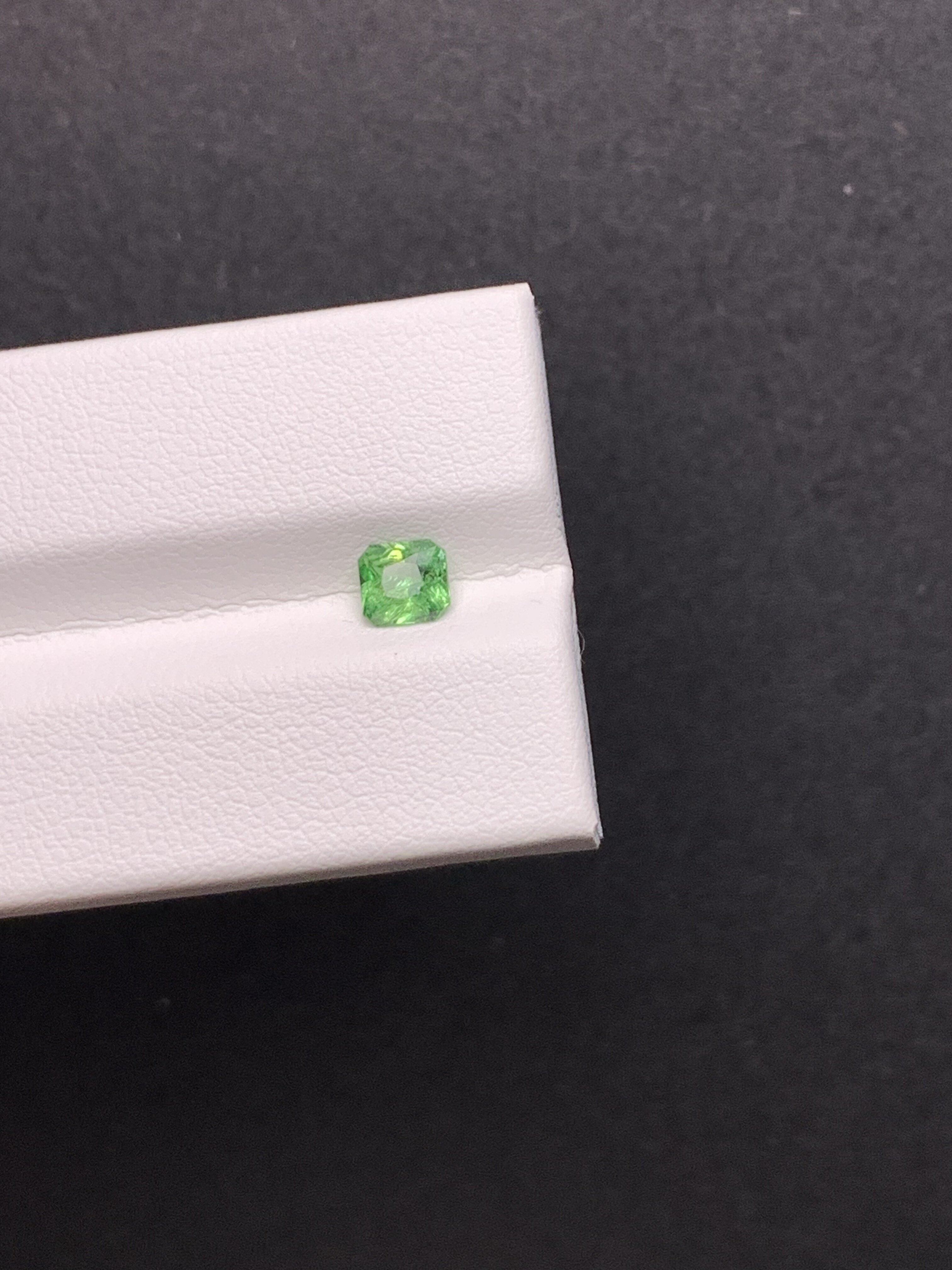 0.56克拉 坦桑尼亚天然无烧沙弗莱 阿鲁沙卡扎尼 （1121）