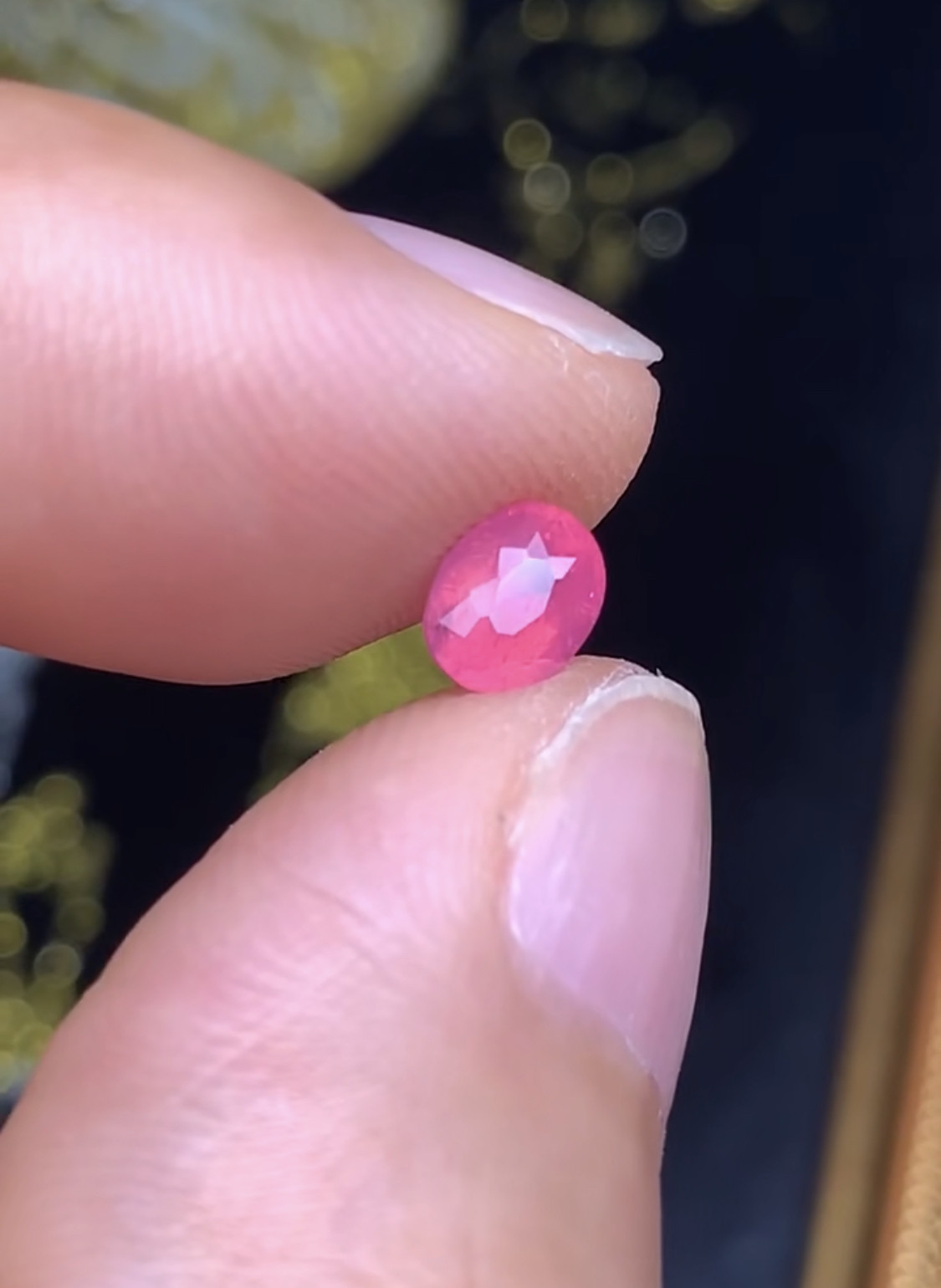 0.76克拉 坦桑尼亚天然无烧梦幻马亨盖尖晶石热粉 （1207）