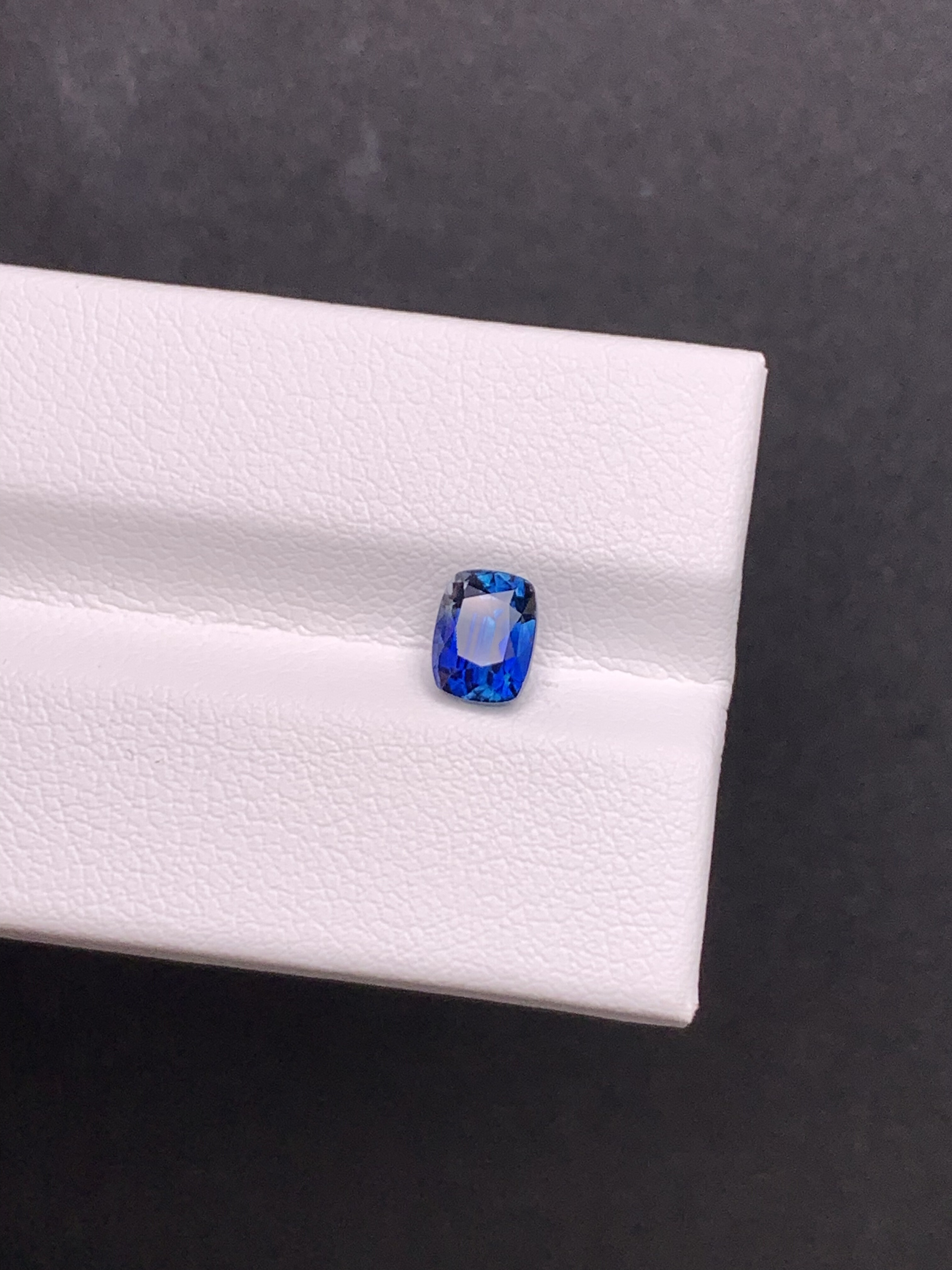 1.07克拉 斯里兰卡天然老烧皇家蓝蓝宝石 （1109）