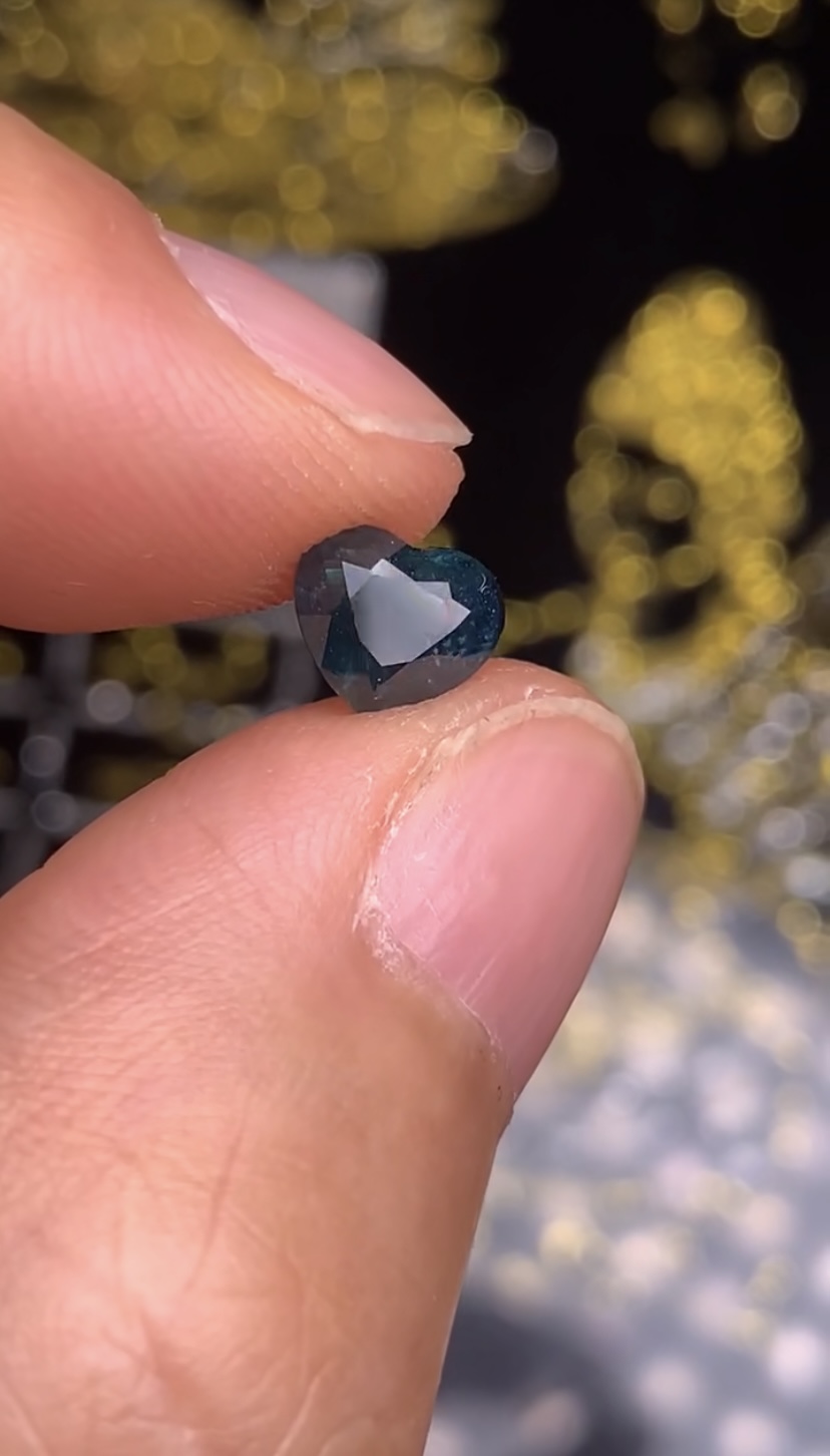 1.47克拉 斯里兰卡天然无烧墨绿色蓝宝石 （1128）