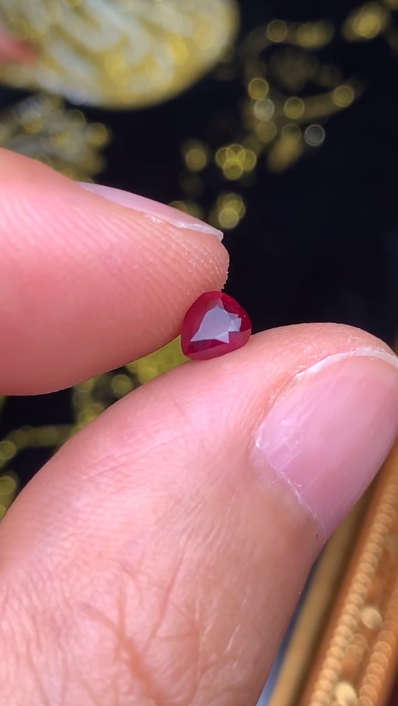 海外矿区捡漏 0.56克拉 莫桑比克天然无烧鸽血红红宝石（1201）