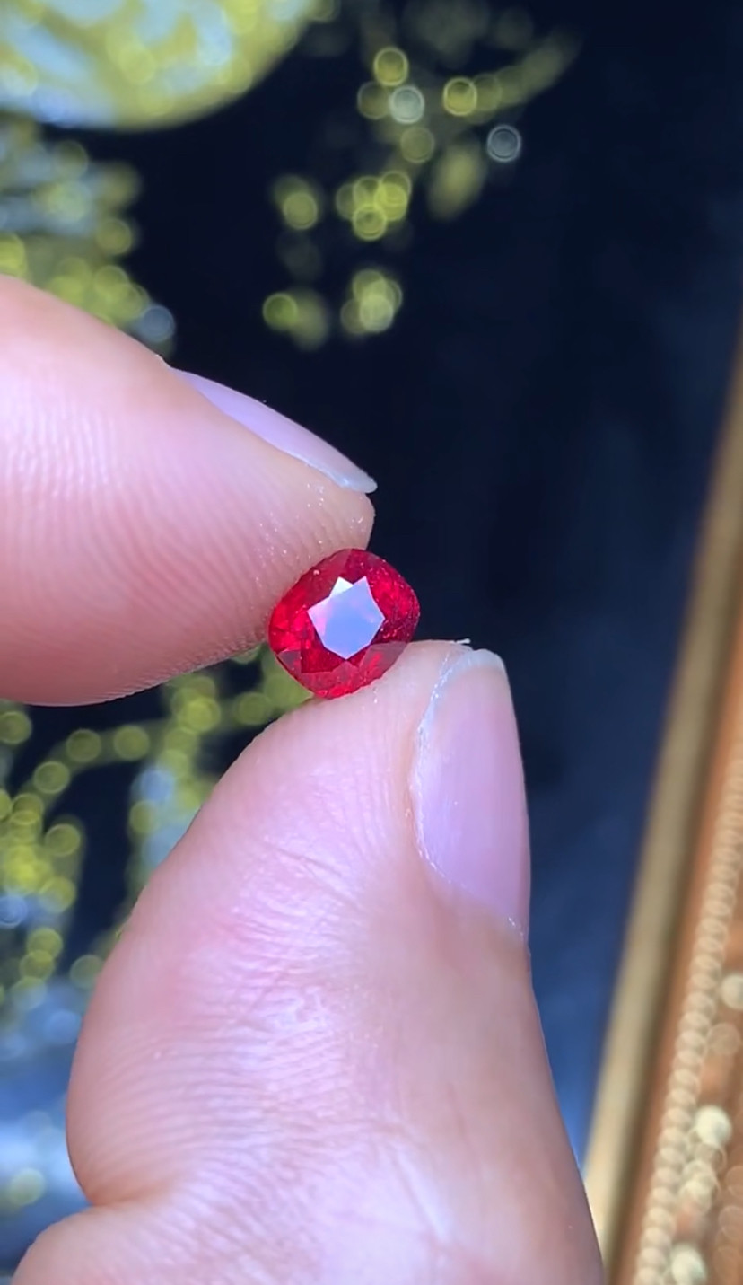 海外矿区捡漏 1.05克拉 莫桑比克天然无烧鸽血红红宝石 （1208）