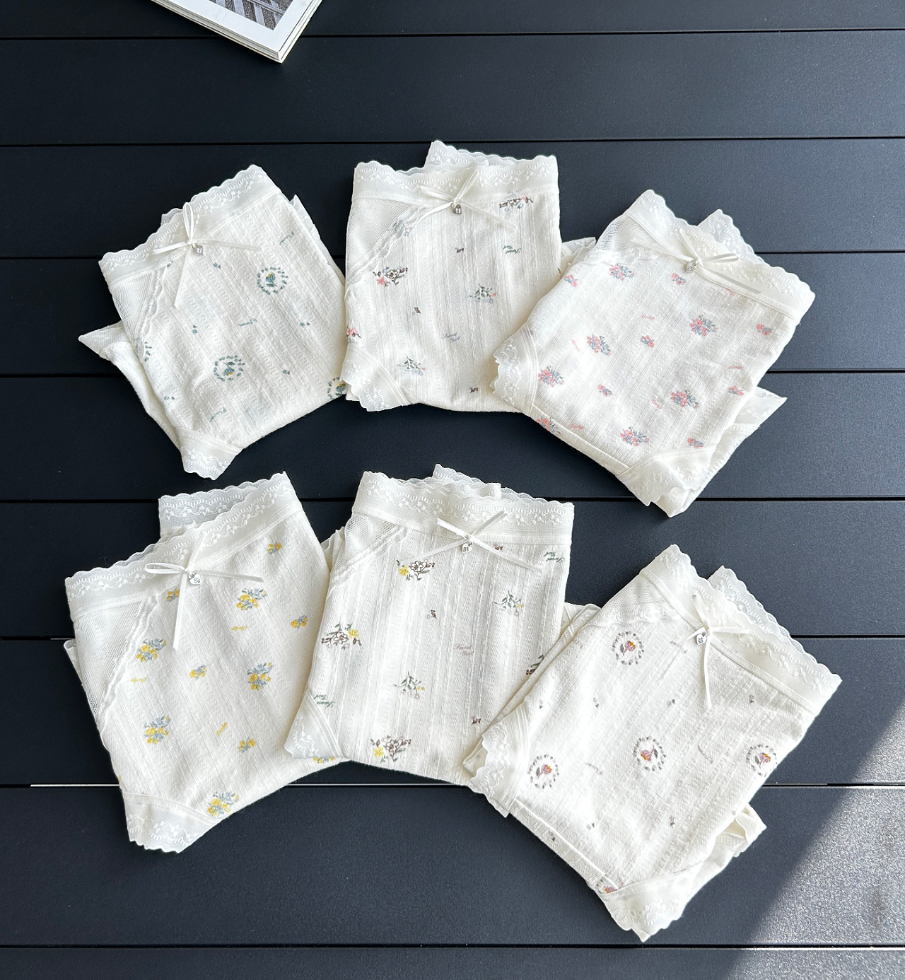 小心机设计拿捏纯情又性感 Ｍ蕾丝拼镂空小碎花女内裤一包3条