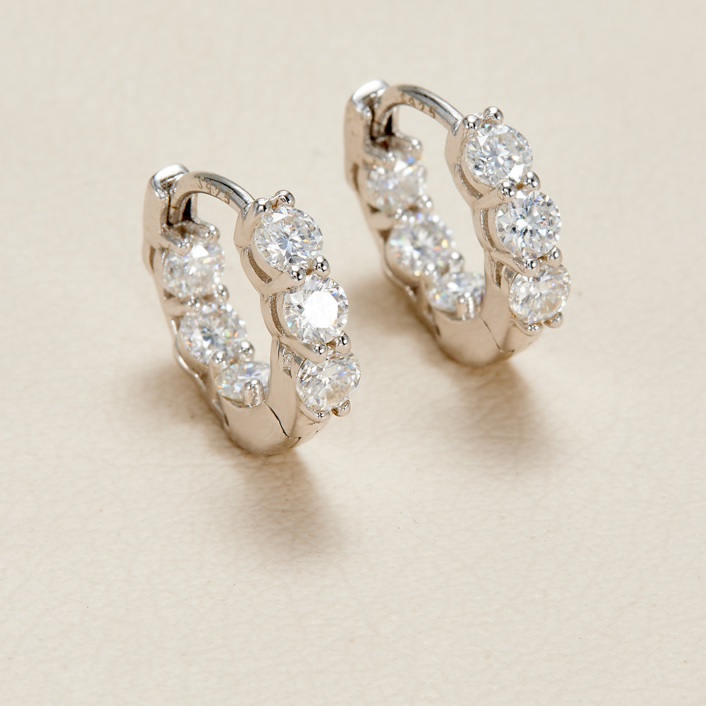 AHCHOO 精工超S 静奢通勤满钻莫桑石圆型小耳扣简约S925银耳环女,饰品/流行首饰/时尚饰品新,银饰耳饰,淘宝优惠券,粉丝福利购,淘宝优惠卷