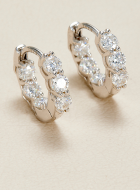 AHCHOO 精工超S 静奢通勤满钻莫桑石圆型小耳扣简约S925银耳环女