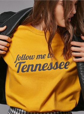 UO SLOGAN 姜黄色复古风圆领英文字母印花短袖T恤女