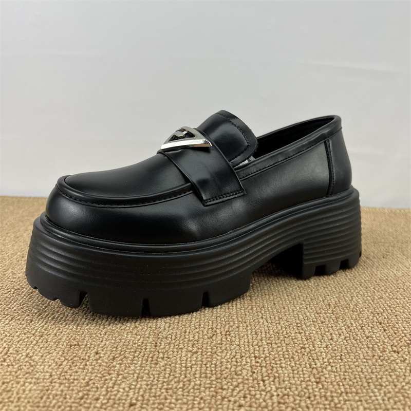 撤柜处理2025新款时尚休闲女鞋外贸新款真皮板鞋欧洲站低帮鞋女款