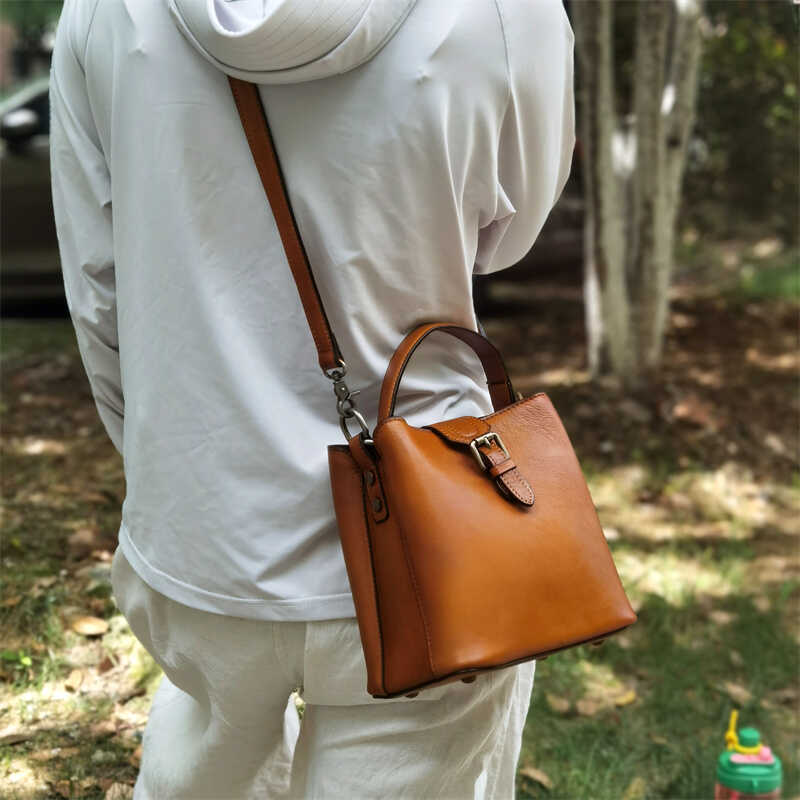 手工头层牛皮水桶包女2024新款真皮手提单肩斜挎小众设计高级通勤