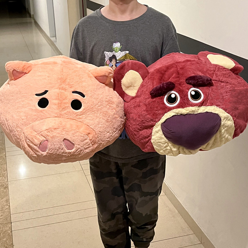 现货日本迪士尼正版玩具总动员草莓熊火腿猪毛绒公仔头大抱枕靠垫