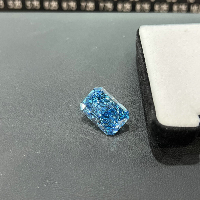 10克拉轻奢蓝色合成培育蓝色钻石 雷迪恩 方形切割 手饰高级感