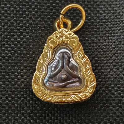 泰国佛牌 龙婆撒空 2549 必打 掩面佛 迷你版 意大利金壳 铜质