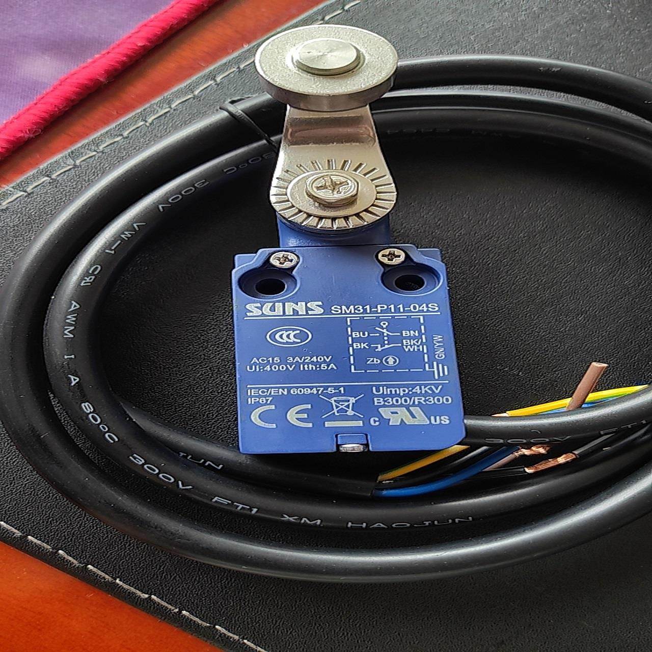 询价SUNS 三实 SM31-P11-08-A1 1米侧出线原装滚轮摆臂行程限位开