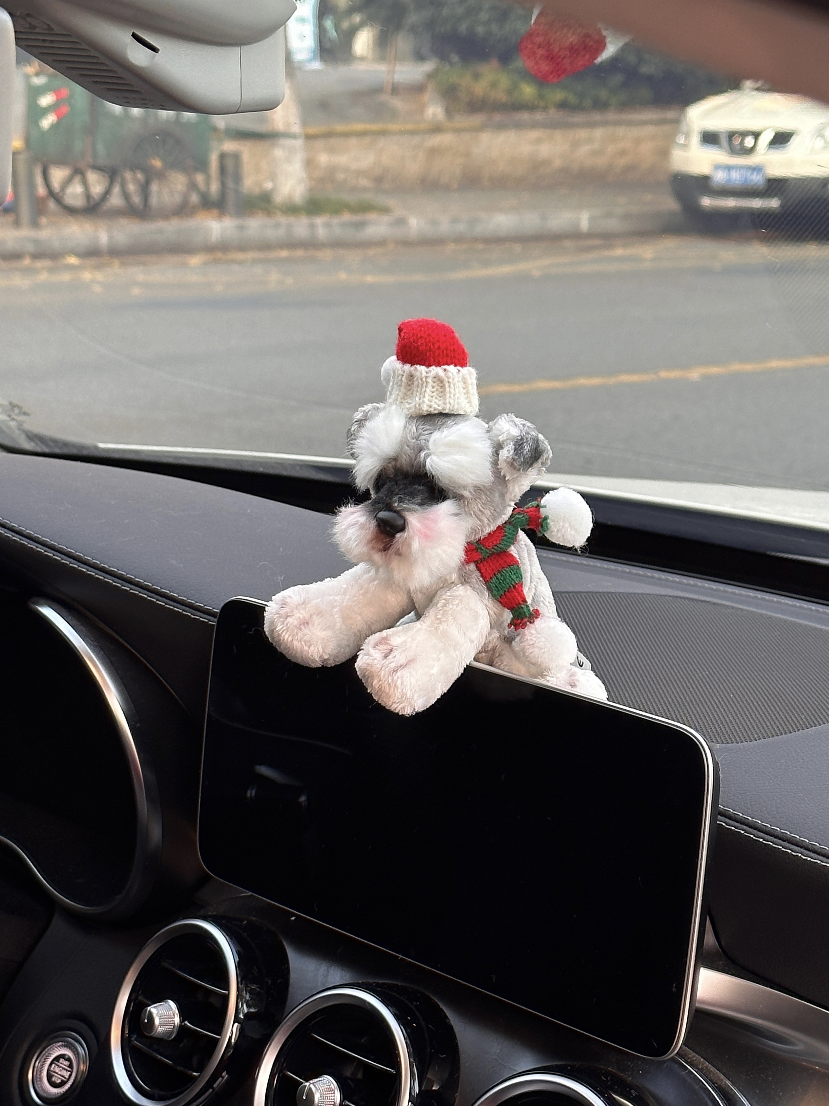 汽车摆件雪纳瑞车载饰品车内显示屏中控装饰可爱毛绒狗狗怀档装饰