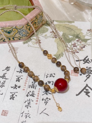 沉香大漆项链 沉香的淡雅加上大漆的鲜艳色泽 让这个夏天不再沉闷
