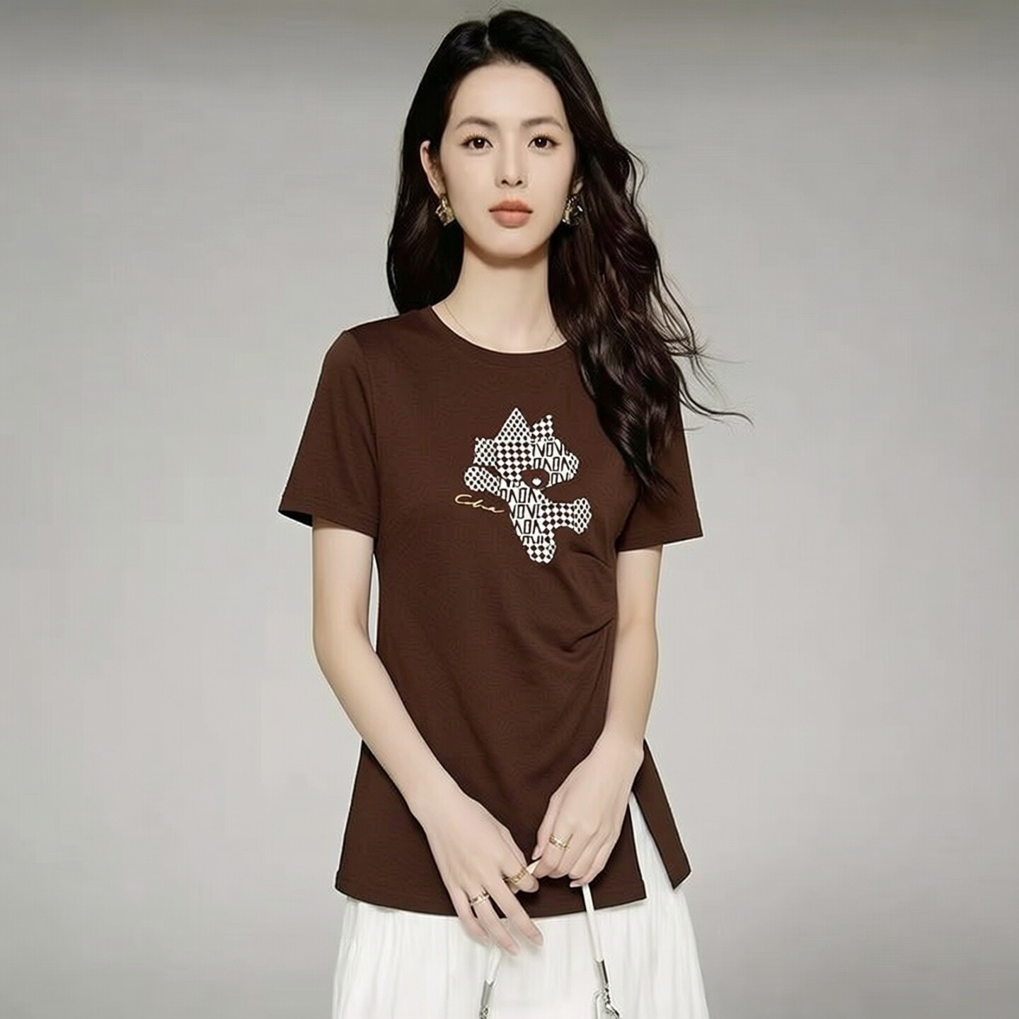 2025夏魅M系列 衣佳人折扣大码女 圆领 下摆开叉个性图案T恤 8285