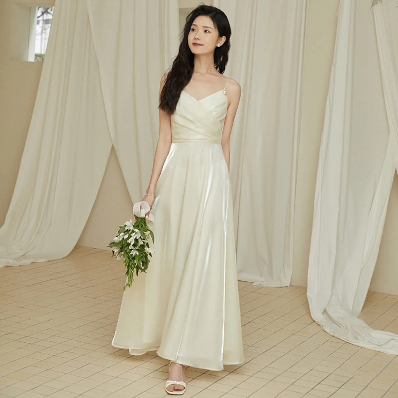 法式白色吊带轻婚纱新款超仙轻奢质感订婚连衣裙日常可穿简约礼服