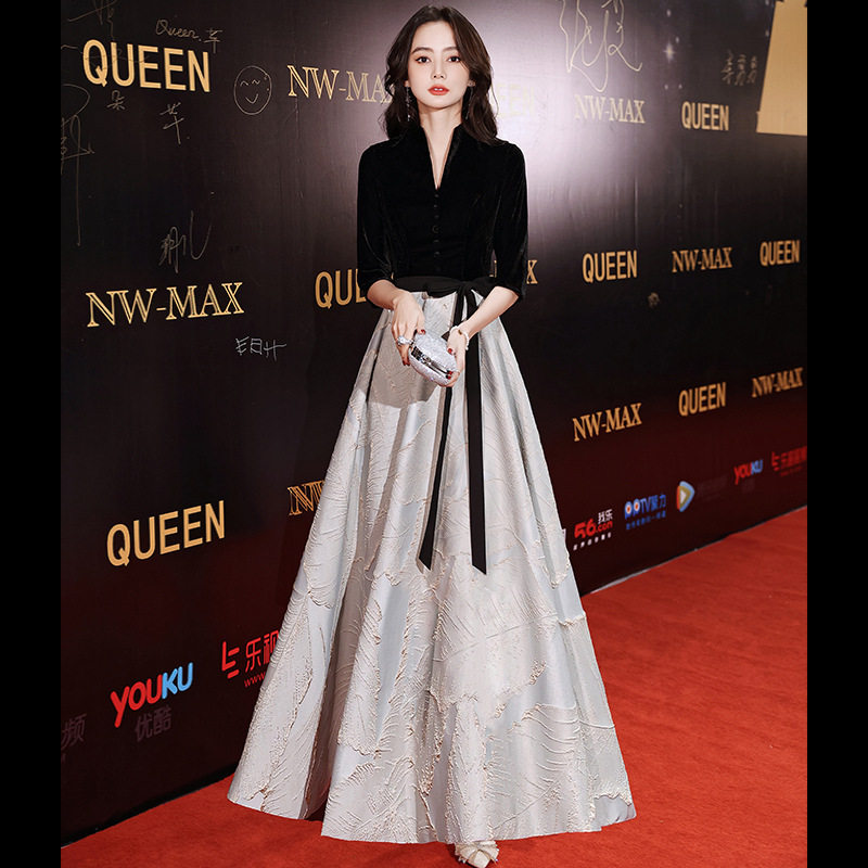 黑色晚礼服裙女2026新款气质高档轻奢小众高端宴会年会丝绒长款冬