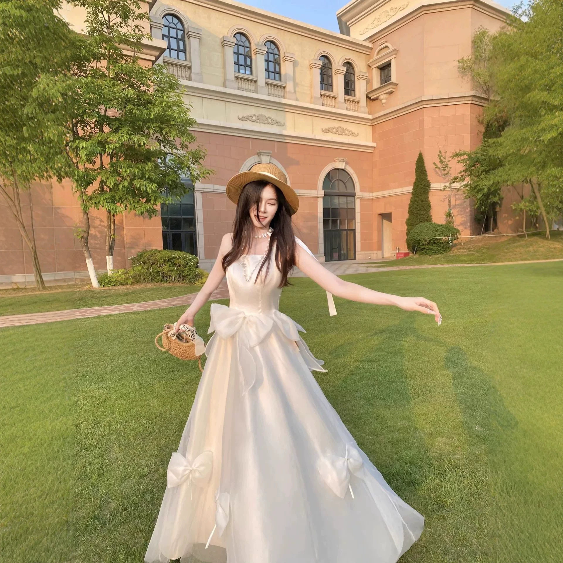 简约生日订婚礼服裙旅拍森系新娘出门轻婚纱领证登记吊带连衣裙女