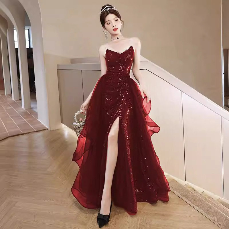 酒红色亮片吊带敬酒服新娘2026新款轻奢小众结婚晚宴订婚晚礼服裙