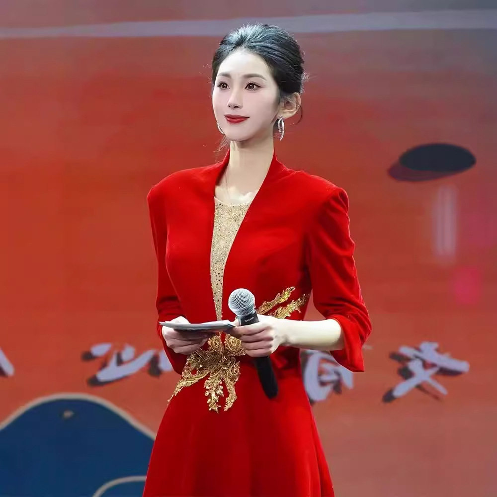 主持人晚礼服2026新款红色中国风高级感气质演出服女长款立体刺绣