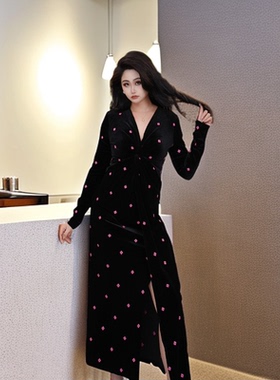 星云里微胖服饰｜粉黛佳人｜新款微胖刺绣显瘦黑色女装连衣裙