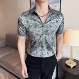 黑色