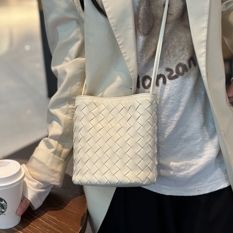 2026新款潮流羊皮小包包女单肩斜挎包真皮女包通勤编织小众水桶包