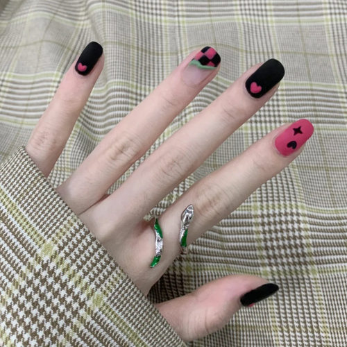 黑粉桃心棋盘格甜酷美甲 潮酷少女风穿戴甲 24片装成品假指甲贴片