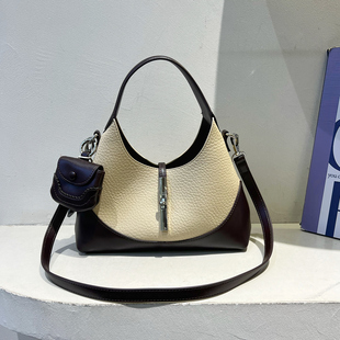 小众质感荔枝纹月牙腋下包撞色单肩包女包2026新款时尚通勤斜挎包