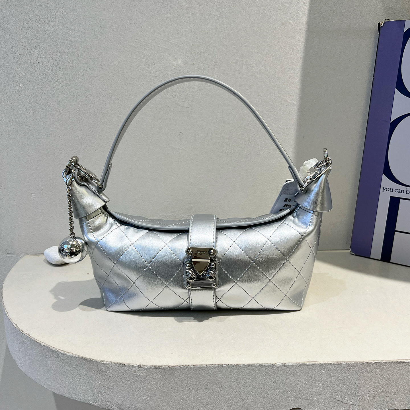 小D家时髦银色菱格腋下包小香风法棍包女2026新款锁扣单肩斜挎包