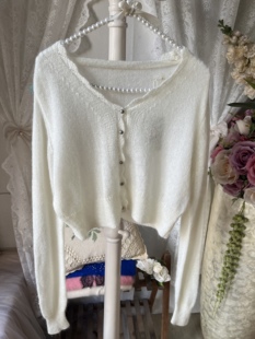 日系甜美风纯白色V领软糯针织毛衣女宽松慵懒风套头马海毛开衫