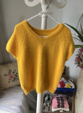 明黄色鸡心领短袖针织衫女秋冬新款宽松软糯毛衣百搭马海毛毛衣