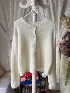 日系甜美纯白色极简风金扣开衫马海毛外套超柔软毛衣