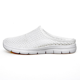 老人包头拖鞋女白色洞洞鞋平底凉拖外穿半拖外出老妈包脚凉拖夏季