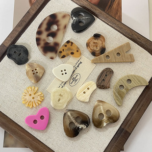 KNIT仿木树脂两眼纽扣豹纹爱心服装配饰羽绒服羊绒大衣装饰扣子