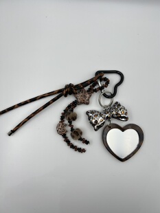 设计miu系新款皮质挂件豹纹爱心镜子蝴蝶结挂绳包挂手机链钥匙扣