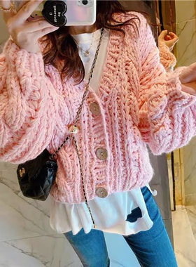 2025秋季新粉粗棒针手工勾花V领针织开衫短款毛衣麻花外套女