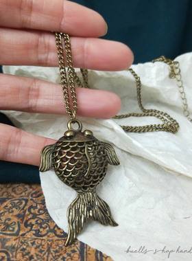 复古时髦立体小金鱼镂空吊坠项链