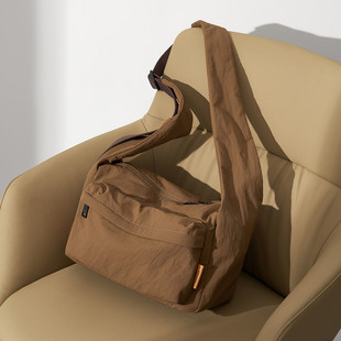 莱夫敦敦斜挎包2025新款包包日常通勤百搭上班休闲单肩方包帆布包