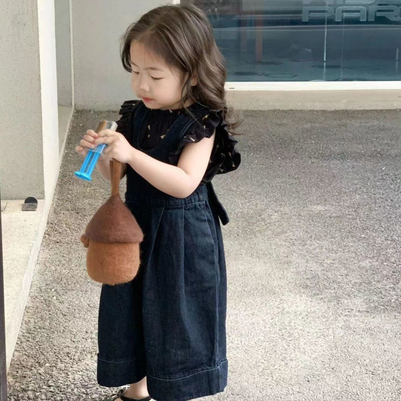 韩版童装2025春夏款女童阔腿牛仔背带裤子宝宝满印小飞袖上衣套装