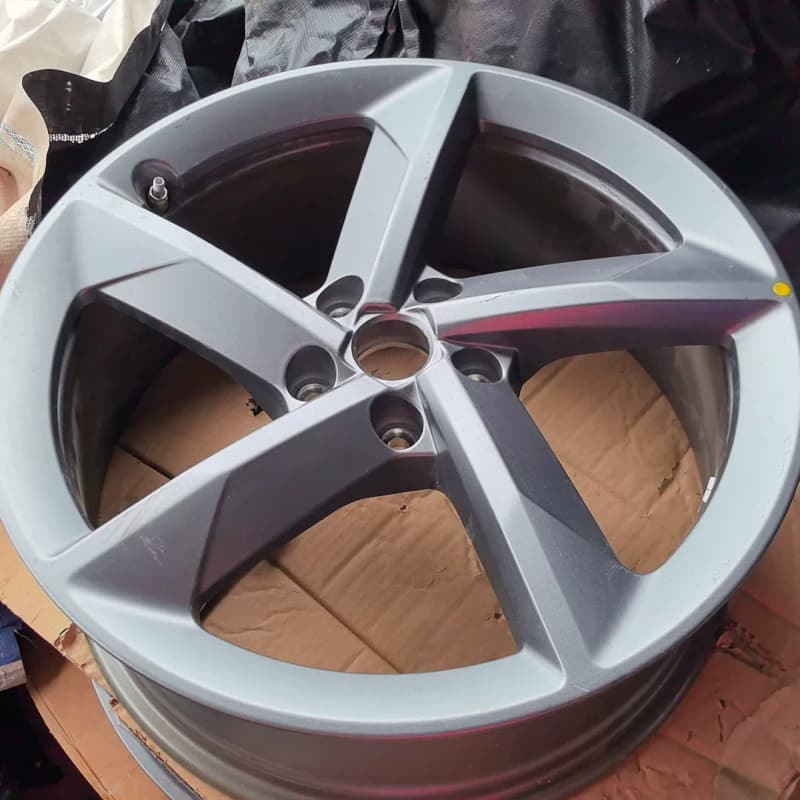 出大众捷达原厂19寸轮毂,19x7.5规格。表面轻微划伤--议价商品