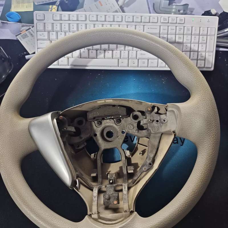 产尼桑新骐达C12方向盘总成，原装拆车件，米色真皮+银--议价商品