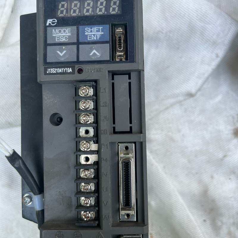 富士伺服驱动器RYS401S3-VVS-ZA9,少了电池跟盖--议价商品