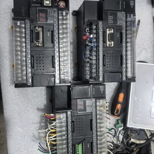 omRon欧姆龙PLC三个，型号；CP1H-X40DT-D（--议价商品